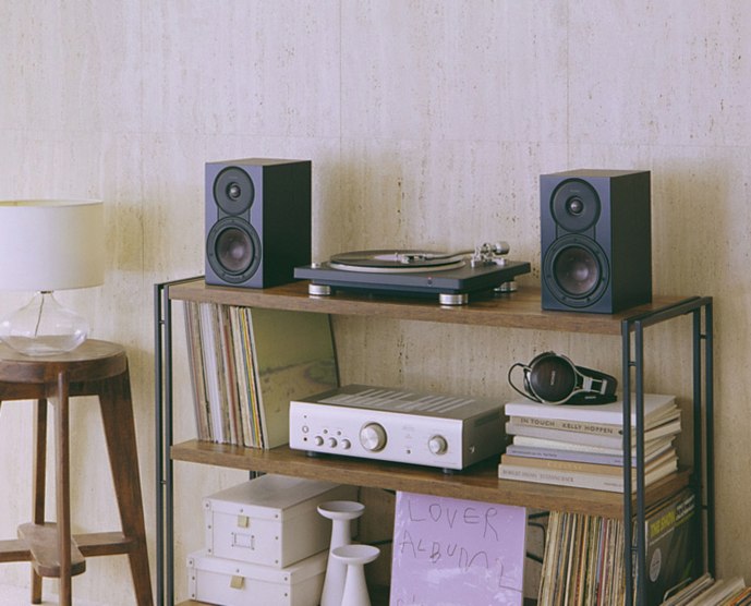 レコードに触れ、音に耳を傾けながらアナログレコードの魅力を楽…