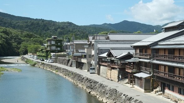 伊勢神宮・内宮前にある「おはらい町」と五十鈴川